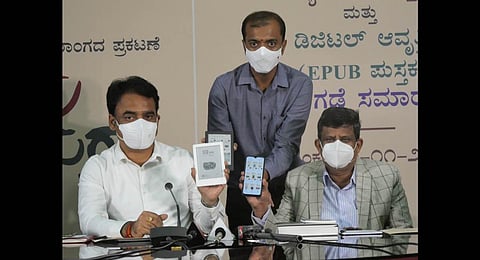 Deputy CN Ashwath Narayan and VTU V-C Karisiddappa (right)launch the digital version of Kuvempu’s works. (Photo | Express)