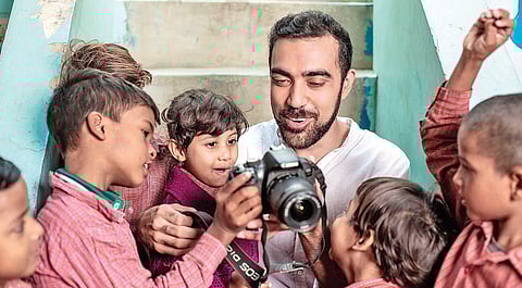 Delhi-based Avneesh Chhabra is helping disadvantaged children to realise their creativity free of cost through his NGO. (Photo| EPS)