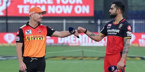 Sunrisers Hyderabad captain David Warner with Royal Challengers Bangalore skipper Virat Kohli. (Photo | IPL Twitter)