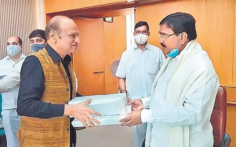 Agriculture Minister S Niranjan Reddy greets Cotton Corporation of India Chairman Pradeep Kumar Agarwal in Mumbai on Tuesday