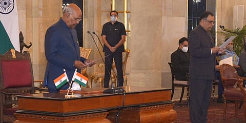 President Ram Nath Kovind administered the oath of office to Yashvardhan Kumar Sinha as Chief Information Commissioner. (Photo| Twitter/ @rashtrapatibhvn)
