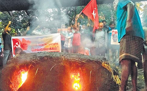 Slain Maoist Velmurugan’s body being taken to the pyre at Theni in Tamil Nadu