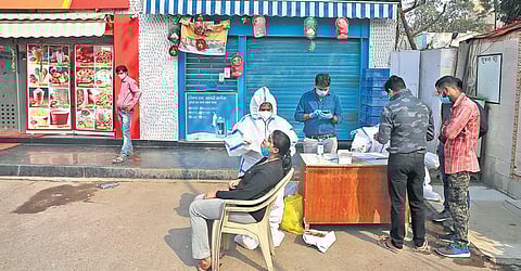 Health workers conduct Covid-19 testing.| Shekhar Yadav