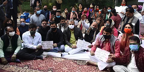 BJP chief Adesh Gupta along with MP Manoj Tiwari, Gautam Gambhir and BJP Mayor Jai Prakash protest outside Delhi CM Residence at Civil Lines in New Delhi. (Photo | EPS/Parveen Negi)