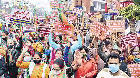 BJP workers protest outside AAP MLA Sanjeev Jha’s residence at Burari in New Delhi. (File photo| PTI)