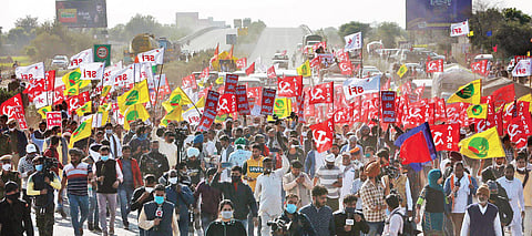 Farmers and union leaders during the march on the highway. (Photo | Shekhar Yadav, EPS)