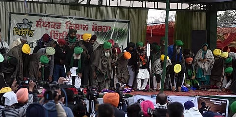 Farmers who were on a day-long hunger strike at Singhu border as part of their protest against Centre's farm laws break their fast. (Photo | Parveen Negi, EPS)