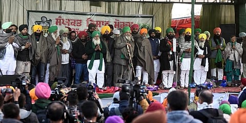 Farmers who were on a day-long hunger strike at Singhu border break their fast on Monday. (Photo | Parveen Negi, EPS)