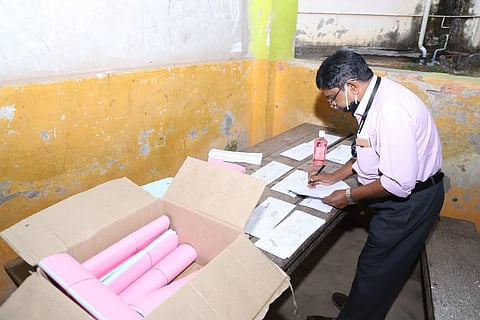 Postal vote counting at Kilimanoor in Thiruvananthapuram. (Photo | Deepu BP, EPS)