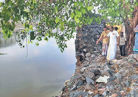 The broken retaining wall along Adyar river at Sarathy Nagar | Ashwin Prasath