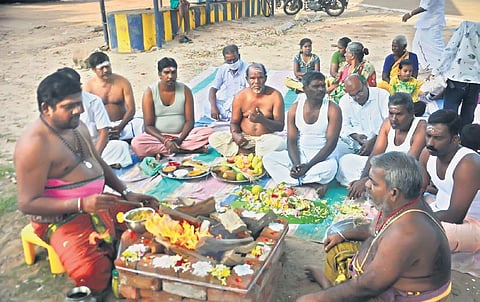People conduct rituals in memory of loved ones in Nagapattinam | express