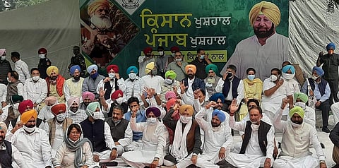 Punjab Chief Minister Captain Amarinder Singh leads a dharna along with MLA's against Farmers bill at Jantar Mantar in New Delhi. (Photo | Shekhar Yadav, EPS)