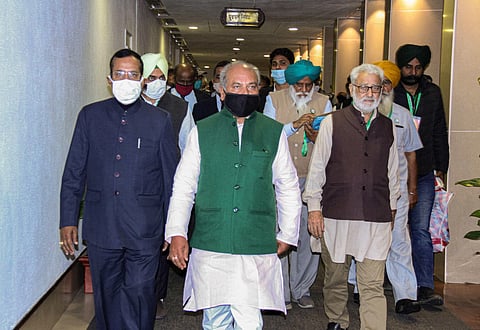 Union Minister for Farmers' Welfare Narendra Singh Tomar along with MoS for Commerce Som Prakash. (Photo| PTI)