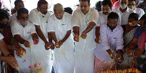 Oommen Chandy and Rajmohan Unnithan offering floral tributes at the memorial of slain Youth Congress workers Sarath Lal and Kripesh at Kalliyot near Periya. (Photo | EPS)