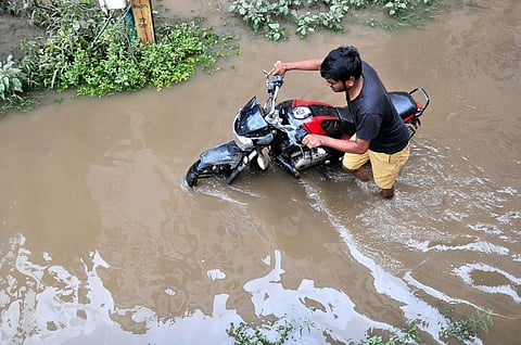 Apart from the misery caused by floods, there was also palpable anger among many people in these areas regarding the distribution of Rs 10,000 flood-relief. (Photo | S Sengabapandiyan, EPS)