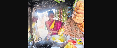 These tribal women earn around Rs 1,000 every day from roadside eateries. (Photo | EPS)