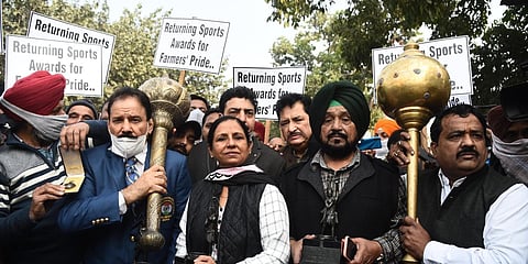 Wrestler Kartar Singh, hockey players Rajbir Kaur, Gurmail Singh and other sportspersons march towards Rashtrapati Bhavan to return their awards to President in New Delhi. (Photo | EPS/Parveen negi)
