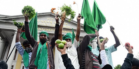 Farmers protest against Farm Bill 2020 at Town Hall in Bengaluru. (Photo| Shriram BN, EPS)