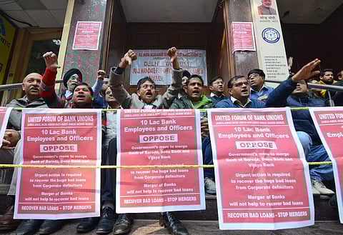 Members of United Forum of Bank Unions stage a protest outside Allahabad bank. (File Photo | EPS/Naveen Kumar)