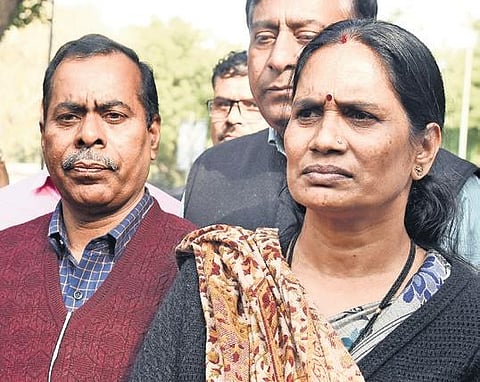 Asha Devi (R) Nirbhaya’s mother and Nirbhaya’s father (L) outside the Delhi High Court (File Photo| EPS/Parveen Negi)
