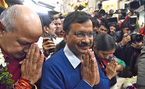 Delhi CM Arvind Kejriwal along with Dy CM Manish Sisodia and other party leaders visits the Hanuman Mandir at Connaught Place. (Photo | Parveen Negi, EPS)