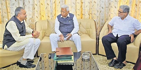 (Extreme left) Speaker of the Karnataka Legislative Assembly Vishweshwar Hegde Kageri and Council Chairman Prathapachandra Shetty invite Governor Vajubhai Vala for the joint session of the legislature, which will start. (Photo | EPS)