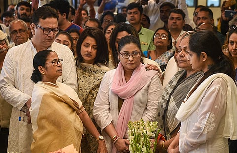 West Bengal CM Mamata Banerjee consoles the family members of former Trinamool Congress MP Tapas Paul after paying him the last respects in Kolkata. (Photo| PTI)