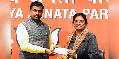 BJP general secretary P. Muralidhar Rao presents membership slip to expelled AIADMK MP Sasikala Pushpa Ramaswamy in New Delhi. (Photo | Express)