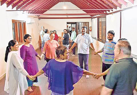 The session started with Dr. Ziv briefing the participants a little bit about the history and description of biodanza.