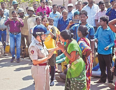 Police convincing protestors at Salia Sahi in Bhubaneswar on Wednesday. (Photo | EPS)