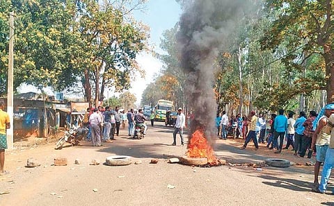 Tatto-Tangabila road blocked by irate locals