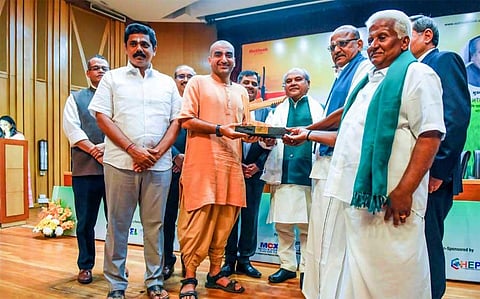 Union Agri Minister hands over 'Best FPO' award to Velliangiri Uzhavan