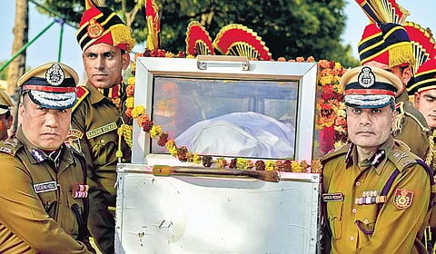 Special CP Robin Hibu and Delhi Police chief Amulya Patnaik (R) carry the mortal remains of head constable Rattan Lal at Shadeed Smarak Sthal on Tuesday. (Photo | PTI)