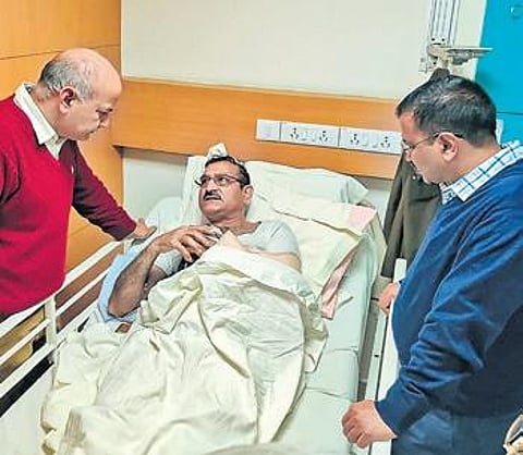 CM Arvind Kejriwal, deputy CM Manish Sisodia speak to an injured man. (Photo | Twitter)