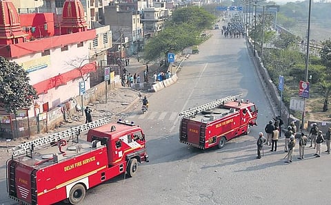 Fire tenders and policemen rushed to the areas affected by the riots. (Photo | EPS/Shekhar yadav)