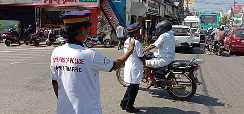 ‘Friends of police' voluenteers directing traffic in Perumbavoor