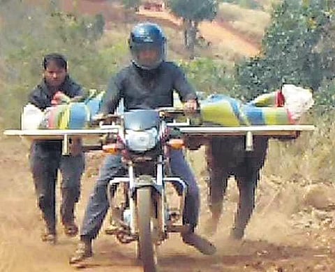 With police assistance not forthcoming, family members of the deceased made arrangements for getting the body on a motorcycle for 20 km from Bihangudi to Hantalguda.