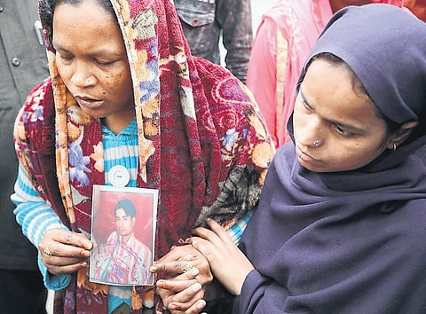 Wife of Suleman, who has been searching for her husband, identified his body at GTB Hospital’s mortuary. (Photo | Parveen Negi,EPS)