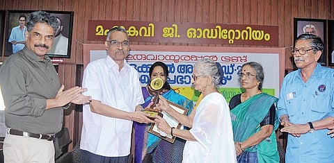 Writer N Prabhakaran receives the Odakkuzhal Award from Prof M Leelavathi at the Mahakavi G Auditorium in Kochi on Sunday | A Sanesh