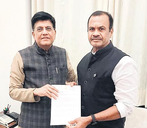 MP Komatireddy Venkat Reddy submitting a representation to Union Minister Piyush Goyal in New Delhi on Wednesday