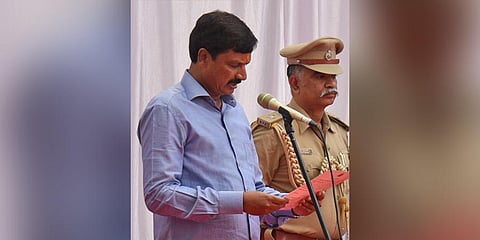 Ramesh Jarkiholi takes oath as minister at Raj Bhavan.(Photo | Nagaraj Gadekal, EPS)