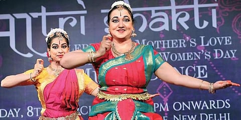 Eminent danseuse Vidushi Kanaka Sudhakar and her daughter Aparajita perform a Bharatnatyam recital. (Photo| EPS)