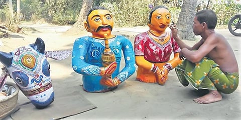 An artisan giving final touches to dolls used in Kela-Keluni dance. (Photo |EPS)