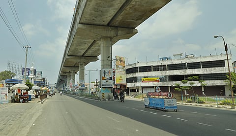 As cases of coronavirus were confirmed in the district people have refrained from travelling in the city. A deserted Edapally road on Sunday afternoon. (Photo | Arun Angela/EPS)
