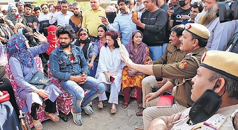 Police officers talk to protesters at Shaheen Bagh on Tuesday. (Photo| EPS/Ashish Kumar Kataria)