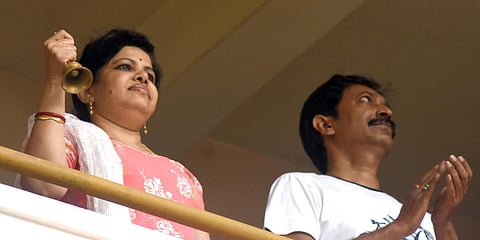 Public expressing gratitude to the warriors of the battle against Coronavirus by clap banging utensils in Bhubaneswar on Sunday. (Photo| Biswanath Swain, EPS)