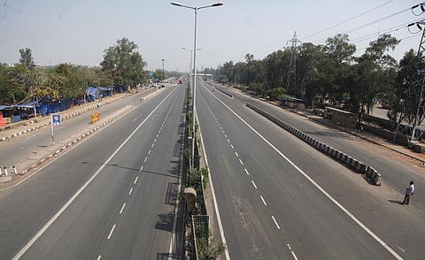 A deserted View of Anand Vihar Area at Delhi-Ghaziabad Border on Sunday During Janata Cuefew. (Photo | Anil Shakya/EPS)