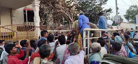VMC distributing food packets to homeless during Janata Curfew in Vijayawada on Sunday. (Photo| EPS)