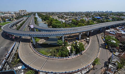 Ultadanga bridge wears a deserted look during 'Janata curfew' in the wake of coronavirus pandemic in Kolkata. (Photo | PTI)