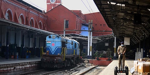 As the city moves to a complete lockdown, the ever busy Chennai Central wears deserted look in Chennai on Sunday. (Photo| Debadatta Mallick, EPS)